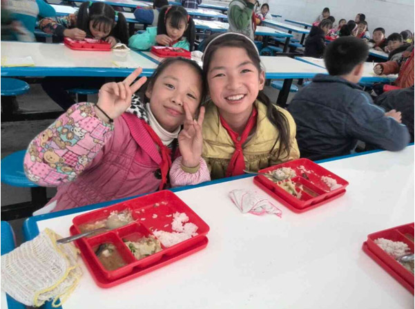开云足球可以秒提现吗震后灾区“爱心点点”世纪苗系列餐具使用情况的回访活动